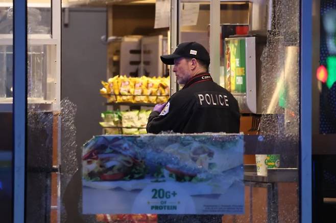 사고 현장을 둘러보고 있는 경찰 [출처=시카고트리뷴]