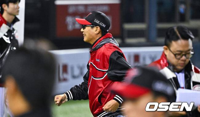 [OSEN=잠실, 박준형 기자] 프로야구 LG 트윈스가 KIA 타이거즈를 꺾고 개막 3연패에서 탈출했다.&nbsp;LG는 1일 서울 잠실구장에서 열린 2027 KBO리그 KIA와 시즌 2차전 맞대결에서 7-2로 승리했다. 이로써 LG는 개막 3연패를 끊고 첫 승을 신고했다.경기종료 후 LG 염경엽 감독이 미소 짓고 있다.    2026.04.01 / soul1014@osen.co.kr