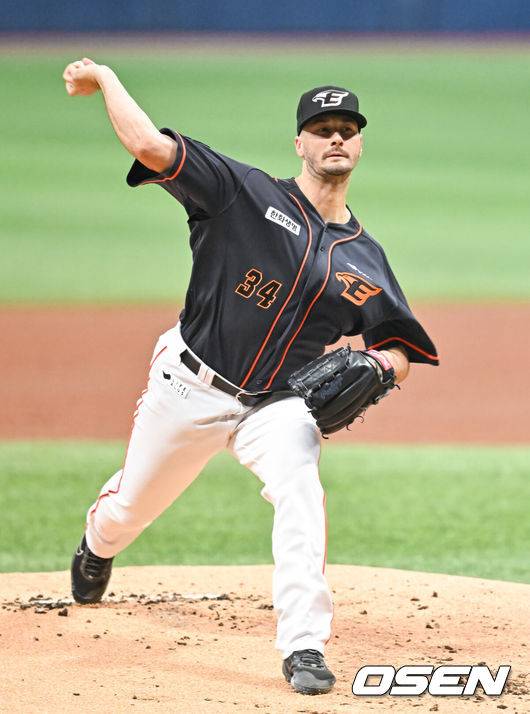 [OSEN=고척, 박준형 기자] 1일 오후 서울 구로구 고척스카이돔에서 ‘2023 신한은행 SOL KBO리그’ 키움 히어로즈와 한화 이글스의 개막전이 진행됐다. 1회말 한화 선발투수 스미스가 역투하고 있다. 2023.04.01 / soul1014@osen.co.kr