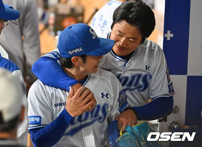 [OSEN=대구, 이석우 기자] 1일 대구삼성라이온즈파크에서 2026 신한 SOL KBO 리그 삼성 라이온즈와 두산 베어스의 경기가 열렸다. 홈팀 삼성은 양창섭이, 방문팀 두산은 최승용이 선발 출전했다. 삼성 라이온즈 김지찬이 4회초 2사 1,2루 두산 베어스 양석환의 타구를 호수비로 잡아내고 양창섭의 축하를 받고 있다. 2026.04.01 / foto0307@osen.co.kr