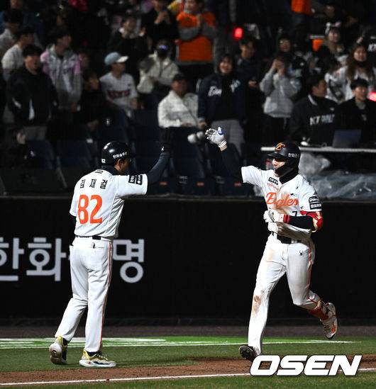 [OSEN=대전, 이대선 기자] 1일 대전 한화생명볼파크에서 2026 신한 SOL KBO리그 한화 이글스와 KT 위즈의 경기가 열렸다.이날 한화는 류현진, KT는 고영표를 선발로 내세웠다.8회말 1사 1,2루에서 한화 심우준이 좌월 스리런 홈런을 치고 환호하고 있다. 2026.04.01 /sunday@osen.co.krc