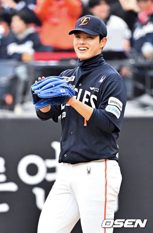 [OSEN=대전, 민경훈 기자] 15일 대전 한화생명볼파크에서 2026 신한 SOL KBO리그 시범경기 한화 이글스와 SSG 랜더스의 경기가 열렸다.시범경기는 오는 24일까지 진행되며, 각 팀이 12경기씩 치러 총 60경기가 펼쳐진다.2회초를 마친 한화 선발 문동주가 덕아웃으로 향하며 환하게 웃으며 박수를 치고 있다. 2026.03.15 /rumi@osen.co.kr