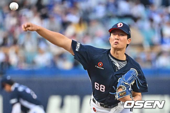 [OSEN=대구, 이석우 기자] 2일 대구삼성라이온즈파크에서 2026 신한 SOL KBO 리그 삼성 라이온즈와 두산 베어스의 경기가 열렸다. 홈팀 삼성은 이승현이, 방문팀 두산은 최민석이 선발 출전했다. 두산 베어스 선발 투수 최민석이 역투하고 있다. 2026.04.02 / foto0307@osen.co.kr