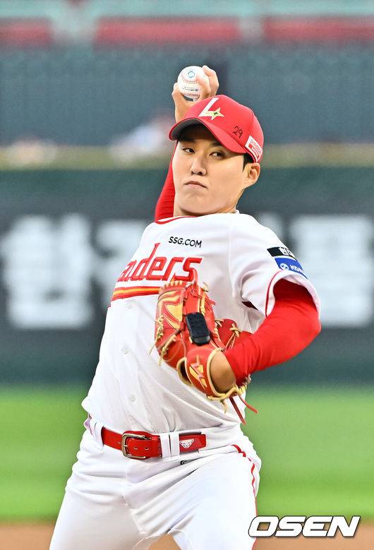 [OSEN=인천, 박준형 기자] 2일 오후 인천 SSG랜더스필드에서 2026 신한 SOL KBO리그&nbsp;SSG 랜더스와 키움 히어로즈의 경기가 진행됐다.이날 SSG는 최민준을, 키움은 정현우를 선발투수로 내세웠다. 1회초 SSG 선발투수 최민준이 역투하고 있다.  2026.04.02 / soul1014@osen.co.kr