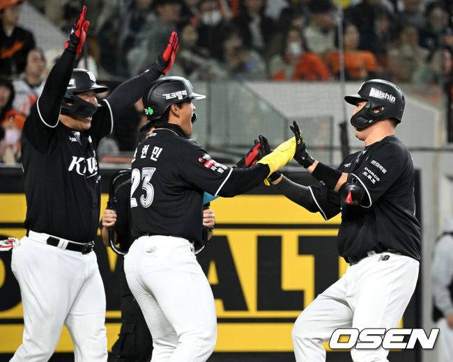 [OSEN=대전, 이대선 기자] 2일 대전 한화생명볼파크에서 2026 신한 SOL KBO리그 한화 이글스와 KT 위즈의 경기가 열렸다.이날 한화는 문동주, KT는 오원석을 선발로 내세웠다.3회초 1사 만루에서 KT 장성우가 좌월 만루 홈런을 치고 홈에서 환호하고 있다. 2026.04.02 /sunday@osen.co.kr