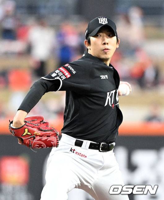 [OSEN=대전, 이대선 기자] 2일 대전 한화생명볼파크에서 2026 신한 SOL KBO리그 한화 이글스와 KT 위즈의 경기가 열렸다.이날 한화는 문동주, KT는 오원석을 선발로 내세웠다.1회말 무사에서 KT 선발투수 오원석이 역투하고 있다. 2026.04.02 /sunday@osen.co.kr