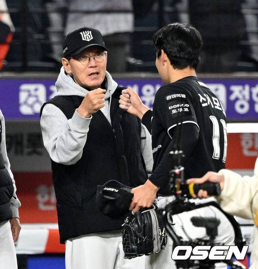 [OSEN=대전, 이대선 기자] 프로야구 KT 위즈가 한화 이글스와의 3연전을 싹쓸이, 창단 최초 개막 5연승을 질주했다.이강철 감독이 이끄는 KT는 2일 대전 한화생명 볼파크에서 열린 2026 신한 SOL KBO리그 한화와의 원정경기에서 승리했다. KT는 5경기 전승으로 개막 5연승을 달성했고, 3연패에 빠진 한화는 2승3패를 마크했다.경기 종료 후 KT 이강철 감독이 스기모토와 승리의 기쁨을 나누고 있다. 2026.04.02 /sunday@osen.co.kr