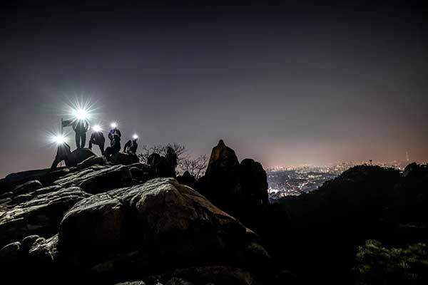 선유천 국기대에서 헤드랜턴 불빛이 별처럼 빛난다.
