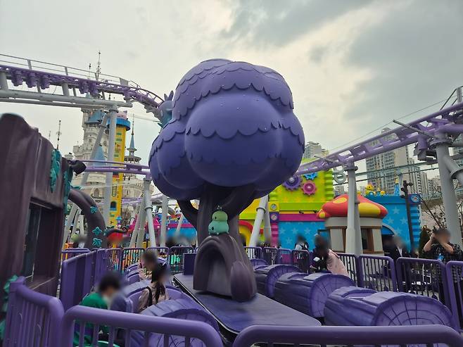 지난 1일 넥슨과 롯데월드가 함께 조성한 ‘메이플 아일랜드존’에서 패밀리형 어트랙션 ‘아르카나 라이드’가 운행하고 있다. 김동환 기자