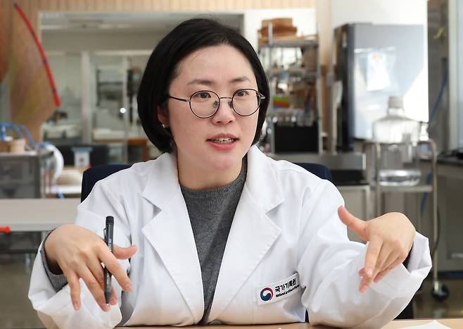 종이 기록물 복원 전문가인 조은혜&nbsp;국가기록원 복원관리과 학예연구사는&nbsp;“기록은 한 시대의 기억”이라며&nbsp;“기록물 복원은&nbsp;그 안에 담긴 역사적 가치와 의미를 되살리는 작업”이라고 말한다.&nbsp;성남=이제원 선임기자