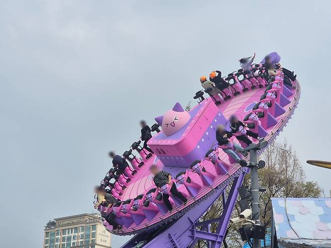 지난 1일 미디어에 사전 공개된 롯데월드 ‘메이플 아일랜드존’에서 방문객들이 넥슨 PC 온라인 게임 ‘메이플스토리’ 지식재산권 기반으로 리뉴얼된 ‘자이로스핀’을 탑승하고 있다. 김동환 기자