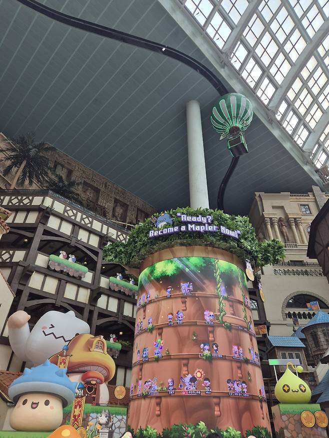 지난 1일 롯데월드 어드벤처 내에서 넥슨과 롯데월드가 함께 조성한 ‘메이플 아일랜드존’을 알리는 조형물이 눈에 띄고 있다. 김동환 기자
