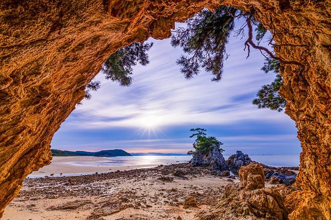 충남 보령시 (재)섬비엔날레조직위원회가 주관한 '섬비엔날레 보령 오섬 사진공모전' 최우수작 ‘원산도의 아침’