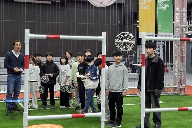 전북 전주시 스포츠복합타운에 있는 드론축구 전용구장에서 학생들이 드론축구공을 조종해 장애물을 피하는 기초 기술을 교육받고 있다. 전주시 제공
