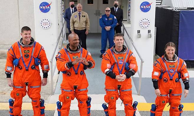 미 항공우주국(NASA)의 유인 달 궤도 탐사 임무인 아르테미스 2호 우주비행사인 캐나다 우주국 소속 우주비행사 제레미 한센(왼쪽부터), 조종사 빅터 글로버, 사령관 리드 와이즈먼, 임무 전문가 크리스티나 코흐가 1일(현지 시간) 미국 플로리다주 케네디 우주센터 39B 발사대로 향하고 있다. AP연합뉴스