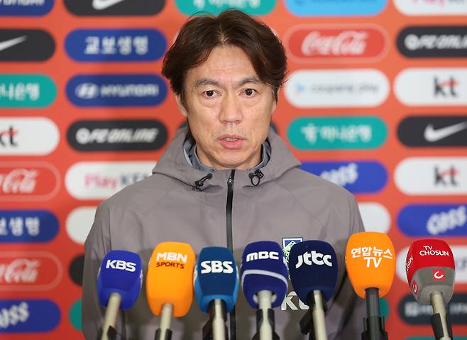 홍명보 대한민국 축구 국가대표팀 감독이 유럽 원정 평가전을 마치고 2일 오후 인천국제공항 제2터미널을 통해 귀국하며 취재진의 질문에 답하고 있다. 코트디부아르전(0-4)과 오스트리아전(0-1)에서 연이어 무기력한 ‘영패’(득점 없이 패)를 당한 대표팀은 공수 전반의 총체적 난국 속에 월드컵 본선 경쟁력에 대한 거센 비판에 직면했다. 뉴스1
