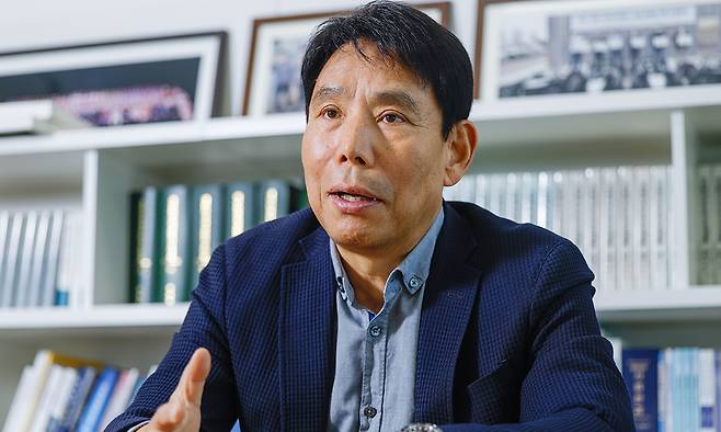 축구 해설가이자 스포츠기록분석 전문가인 신문선 명지대 초빙교수가 2일 서울 용산구 세계일보 본사 사옥에서 세계일보와 인터뷰하고 있다. 신 교수는 이날 인터뷰에서 한국 축구의 행정적 모순과 발전 방향을 향해 거침없는 비판을 쏟아냈다. 최상수 기자