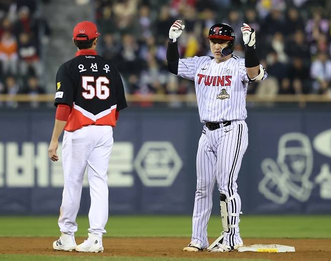 LG 트윈스 박동원이 1일 서울 잠실구장에서 열린 2026 프로야구 KIA 타이거즈와의 안방 경기에서 8회말 2타점 2루타를 때린 뒤 세리머니를 하고 있다. 뉴시스