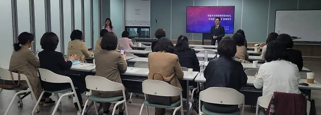 김상욱 ACC전당장이 1일 나주 동신대학교에서 열린 ‘제3기 여성 리더십 최고위과정’ 특별강연에서 문화예술과 지역 상생의 방향을 주제로 강연하고 있다.