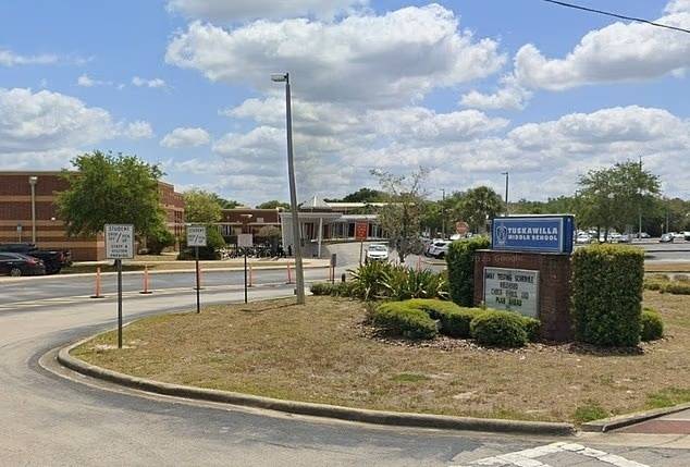 미국 플로리다 오비에도의 터스카윌라 중학교 전경. 현지 수사 문건에는 대니얼 르 리에브르가 피해 학생의 시간표를 바꿔 자신의 다른 수업에도 들어오게 했다는 내용이 담긴 것으로 전해졌다. 구글 스트리트뷰 캡처