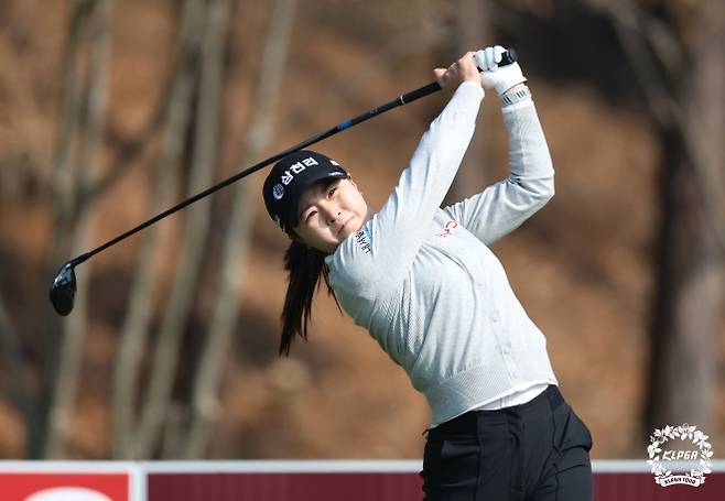 고지원이 2일 경기 여주시 더 시에나 벨루토CC(파72)에서 열린 KLPGA투어 국내 개막전 더 시에나 오픈 1라운드에서 티샷을 날리고 있다. 고지원은 이날 보기 없이 버디만 5개를 잡아내 선두에 올랐다. KLPGA 제공.