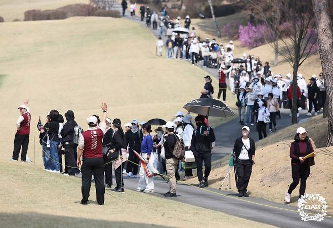 ‘기다렸다, KLPGA’ 2일 경기 여주시 더 시에나 벨루토CC(파72)에서 열린 KLPGA투어 더 시에나 오픈 1라운드에 몰린 구른 갤러리. 티샷을 날리고 있다.  이 대회는 올해 국내에서 처음 열리는 KLPGA투어 대회다. KLPGA제공.