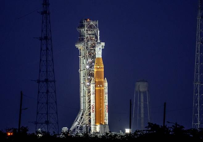 1일 (현지 시간) 미국 플로리다 케네디우주센터에서 미국항공우주국(NASA) 아르테미스 2호가 발사 준비를 하고 있다. UPI·연합뉴스