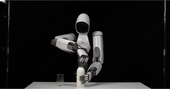 리얼월드의 로봇 ‘알렉스‘가 우유병 뚜껑을 열고 있다. 사진 제공=리얼월드