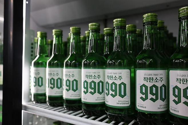 1일부터 전국 약 1만개 동네슈퍼에 ‘착한소주’ 990만병이 공급된다. 소상공인시장진흥공단 제공