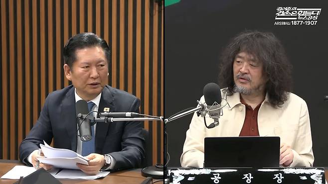 정청래 더불어민주당 대표(왼쪽)가 3월18일 유튜브 채널 <김어준의 겸손은 힘들다 뉴스공장>에 출연해 검찰개혁안 논의 과정을 설명하고 있다. ⓒ유튜브 갈무리