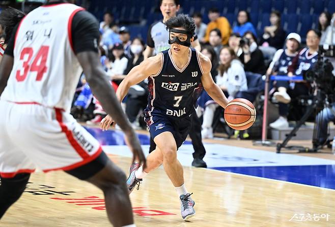 KCC 허훈(오른쪽)이 1일 부산 사직체육관에서 열린 SK전 도중 공격을 시도하고 있다. 사진제공｜KBL