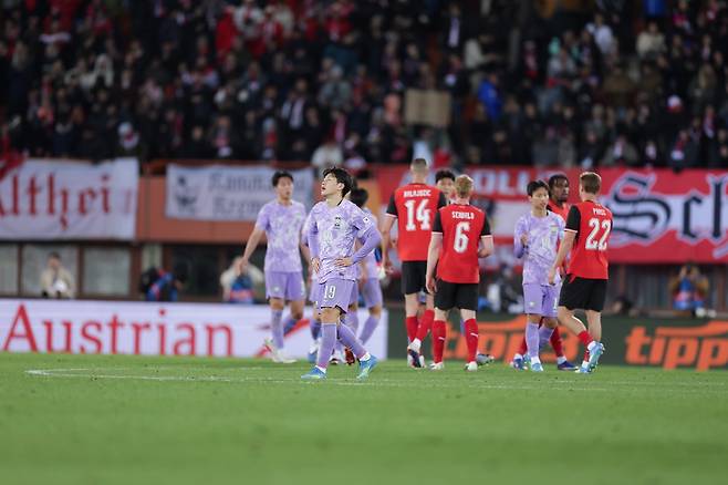 축구국가대표팀 선수들이 1일(한국시간) 에른스트 하펠 슈타디온서 열린 오스트리아전 0-1 패배를 당한 뒤 아쉬워하고 있다. 사진제공｜대한축구협회