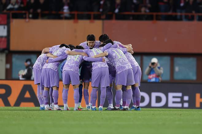 축구국가대표팀 선수들이 1일(한국시간) 에른스트 하펠 슈타디온서 열린 오스트리아전 킥오프 직전 한데 모여 결의를 다지고 있다. 사진제공|대한축구협회