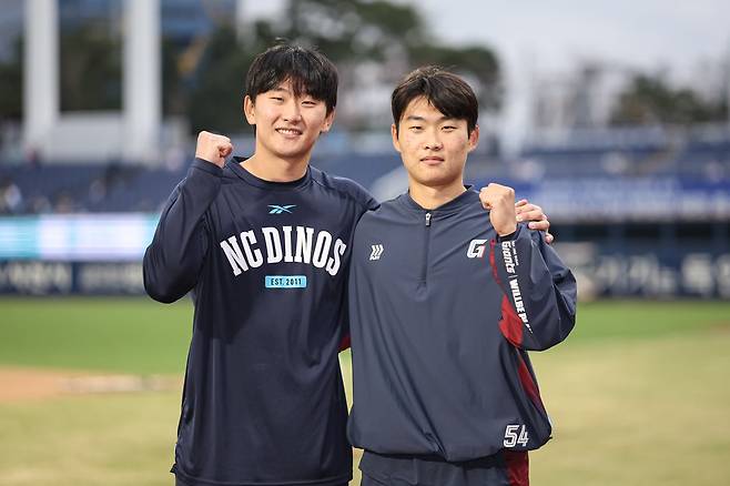 NC 이준혁(왼쪽)과 롯데 이준서가 지난달 31일 창원NC파크서 열린 NC와 롯데의 ‘2026 신한 SOL KBO리그’ 1차전 맞대결에 앞서 프로 선수로서 첫 만남에 나섰다. 사진제공｜롯데 자이언츠