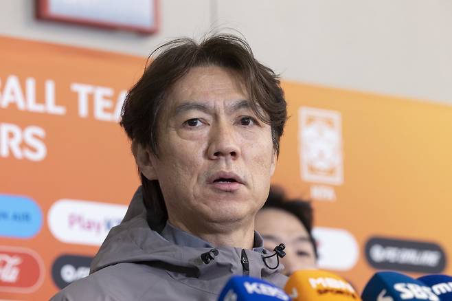 유럽 원정 A매치 2경기를 마친 홍명보 축구국가대표팀 감독이 2일 인천국제공항으로 귀국해 취재진과 인터뷰를 하고 있다. 인천국제공항|뉴시스