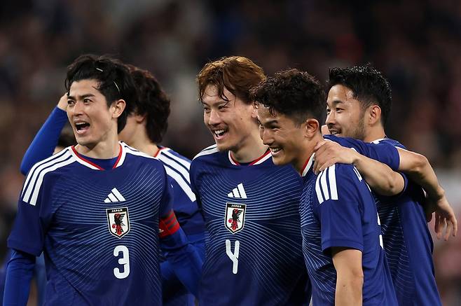 일본 축구대표팀 선수들이 1일 영국 런던 웸블리 스타디움에서 열린 잉글랜드와 평가전서 승리한 뒤 환호하고 있다.   EPA연합뉴스