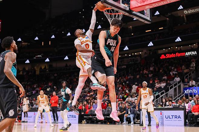 포틀랜드 양한센이 2일 애틀랜타전에서 조나단 쿠밍가의 덩크슛때 블록에 실패하며 몸싸움에서 밀리고 있다. Imagn Images연합뉴스