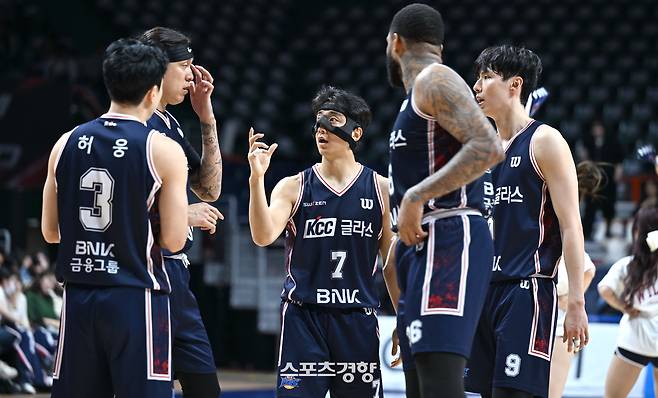 KCC 허훈(가운데)이 지난 1일 서울 SK전에서 허웅과 최준용, 숀 롱, 송교창과 대화를 나누고 있다. KBL 제공