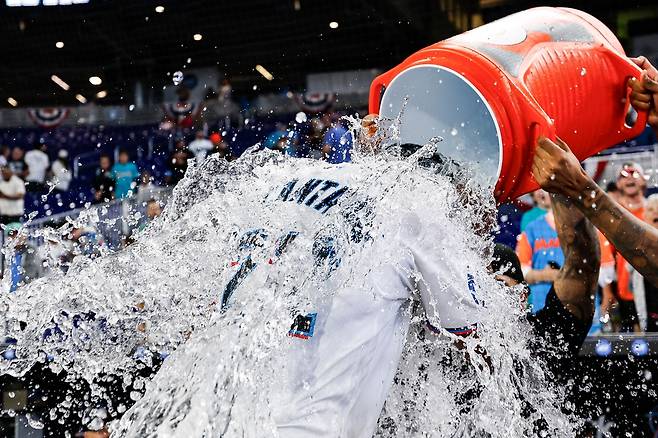 샌디 알칸타라가 2일 미국 플로리다주 마이애미의 론디포 파크에서 열린 시카고 화이트삭스와 2026 메이저리그 정규리그 홈경기에서 완봉승을 작성한 뒤 물세례를 받고 있다.  마이애미 | AFP연합뉴스