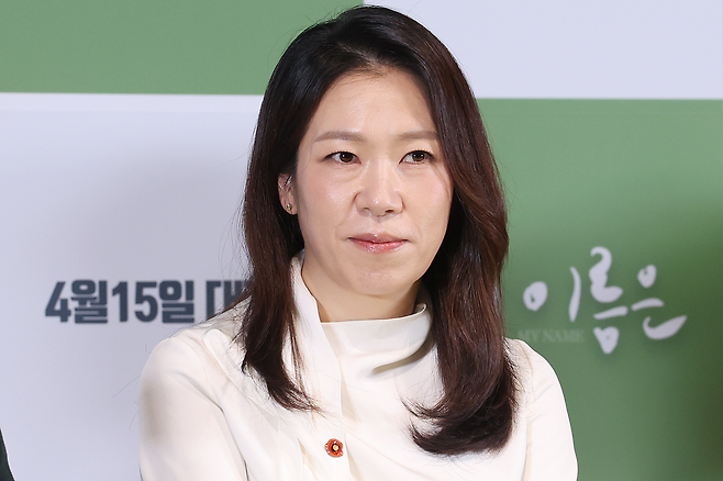 배우 염혜란이 2일 서울 용산구 CGV용산아이파크몰에서 열린 영화 ‘내 이름은’ 시사회ㆍ기자간담회에서 질문을 듣고 있다. 사진 연합뉴스