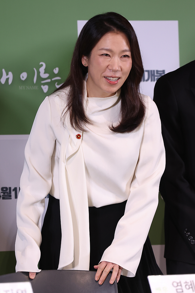 배우 염혜란이 2일 서울 용산구 CGV용산아이파크몰에서 열린 영화 ‘내 이름은’ 시사회ㆍ기자간담회장에 입장하고 있다. 사진 연합뉴스