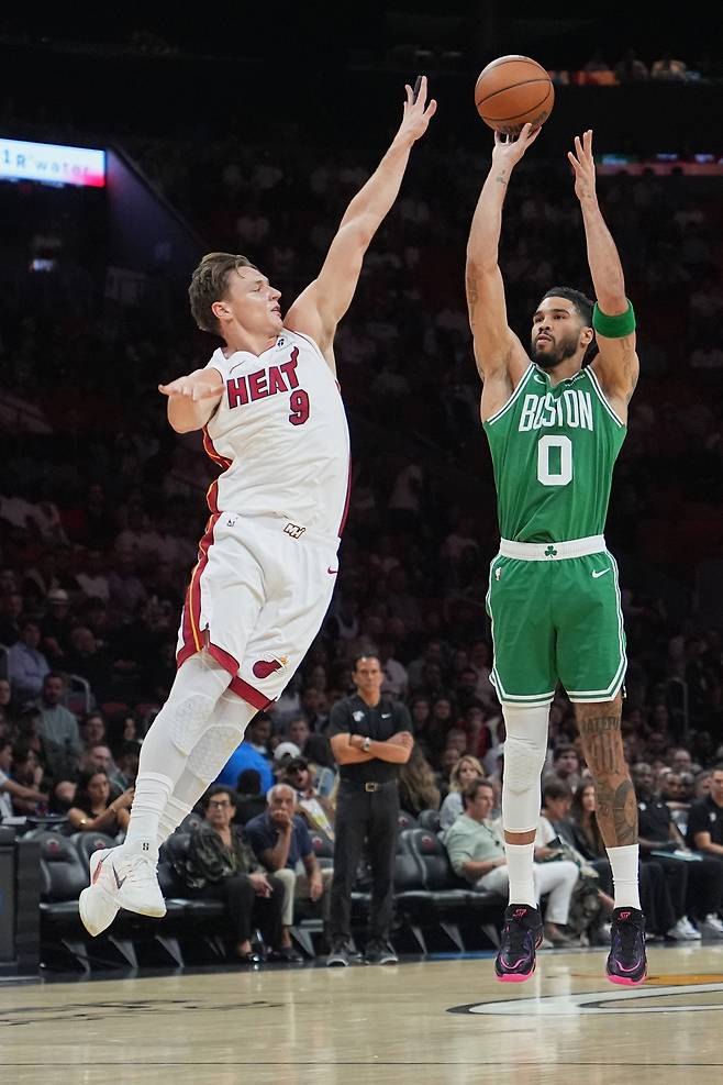 제이슨 테이텀(오른쪽)이 2일 미국 플로리다주 마이애미의 카세야 센터에서 열린 마이애미 히트와 2025~2026 미국프로농구 정규리그 원정 경기에서 슛을 던지고 있다. 마이애미 | AP연합뉴스