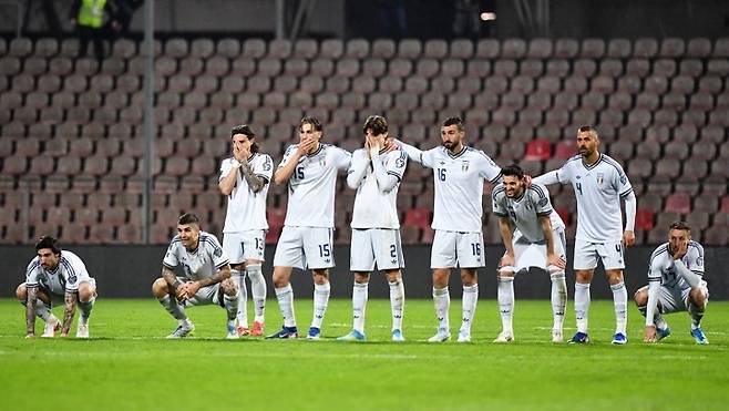 이탈리아 선수들이 1일 보스니아 헤르체고비나 제니차에서 열린 보스니아 헤르체고비나와 북중미 월드컵 유럽 예선 플레이오프 결승에서 승부차기를 지켜보고 있다. EPA연합뉴스