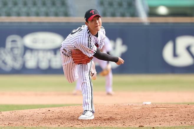 ▲ 트레이드 이후 1군 불펜에 자리를 잡지 못한 우강훈은 올해 경쟁자들의 이탈과 별개로 그 자리를 만들어가고 있다 ⓒLG트윈스