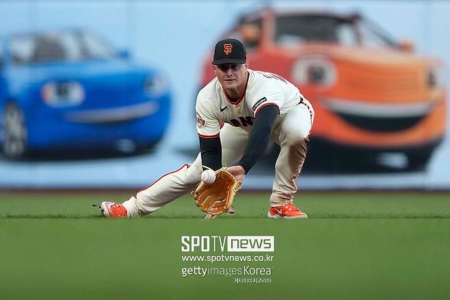 ▲ 샌프란시스코 3루수 맷 채프먼이 1루수 케이시 슈미트의 실책에 화가 났다.