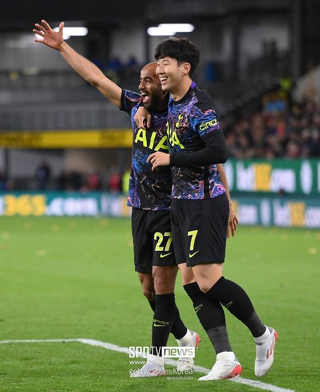 ▲ 모우라는 2018년 파리 생제르맹을 떠나 토트넘 홋스퍼에 합류하며 전성기를 맞이했다. 5시즌 동안 219경기에 출전해 38골을 기록했다. 2021-22시즌에는 손흥민의 득점왕 등극 과정에서 결정적인 도움을 기록하며 ‘조력자’ 역할을 톡톡히 해냈다.