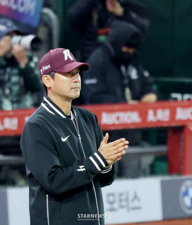 설종진 키움 히어로즈  감독이 1일 인천 SSG랜더스필드에서 열린 2026 프로야구 SSG 랜더스와 방문경기에서 승리한 뒤 박수를 보내고 있다. /사진=강영조 선임기자