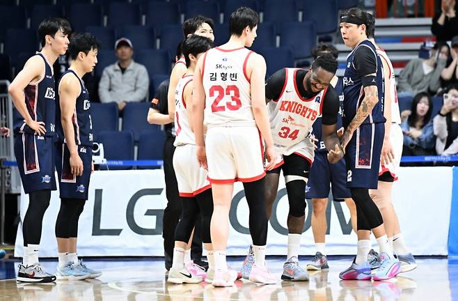 자밀 워니(34번)가 다리가 불편한듯 얼굴을 찡그리고 있다. /사진=KBL 제공