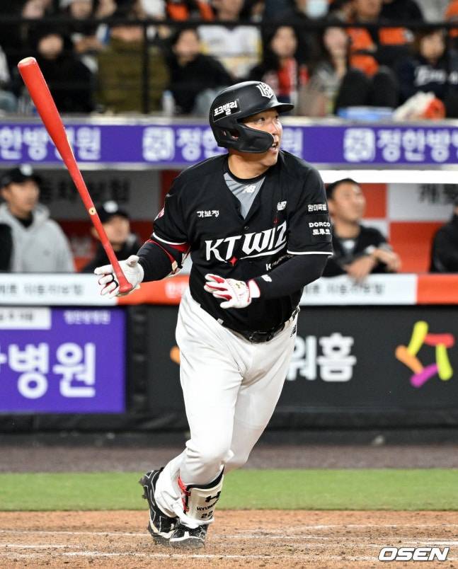 1일 한화전에서 안타를 추가하는 김현수.