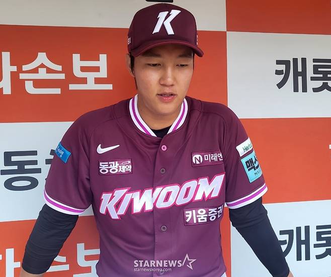 불펜 피칭을 마치고 취재진과 인터뷰를 하고 있는 안우진. /사진=안호근 기자